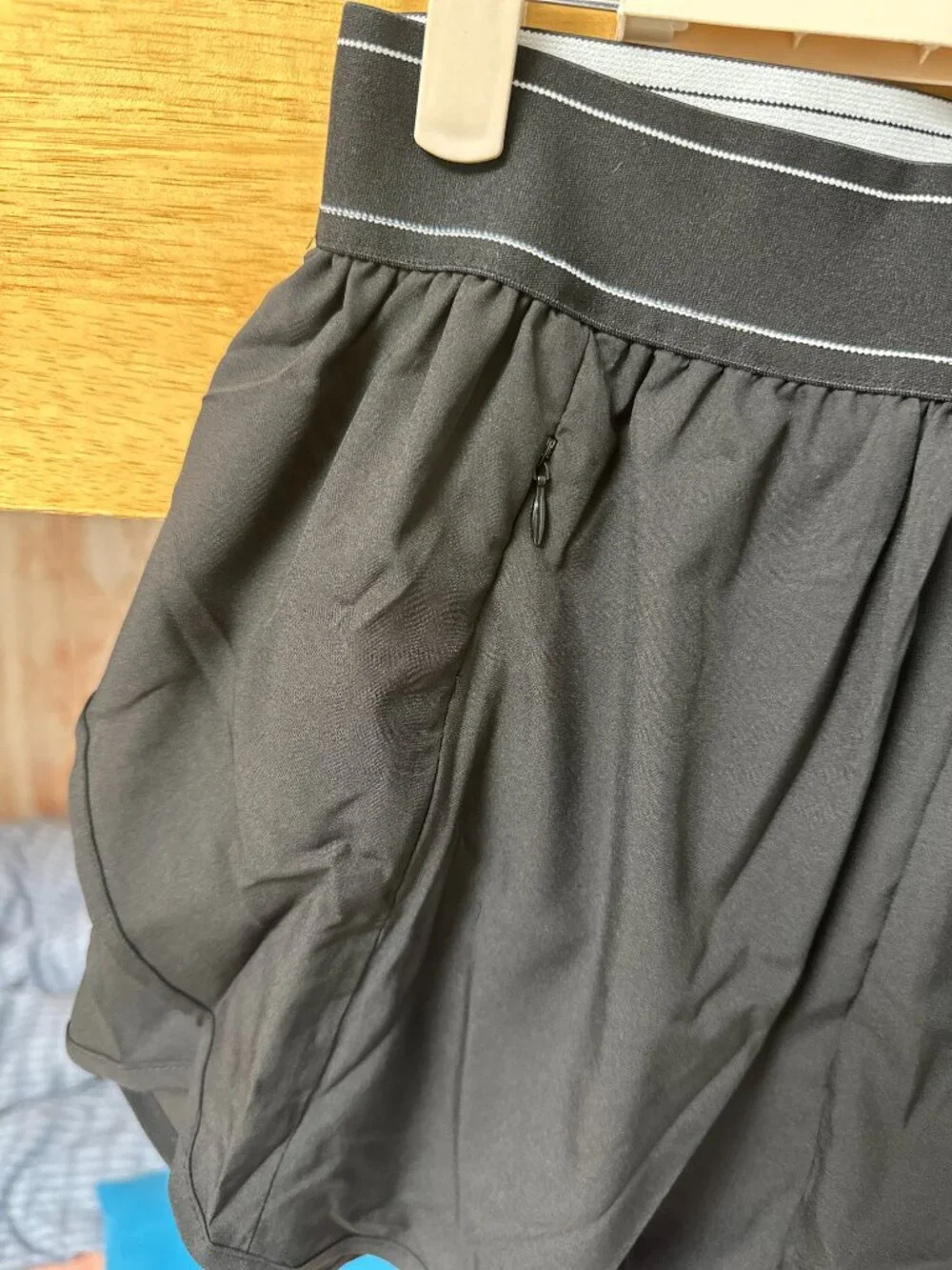 Chic and comfortable ALO Yoga shorts M - Picture 3 of 4